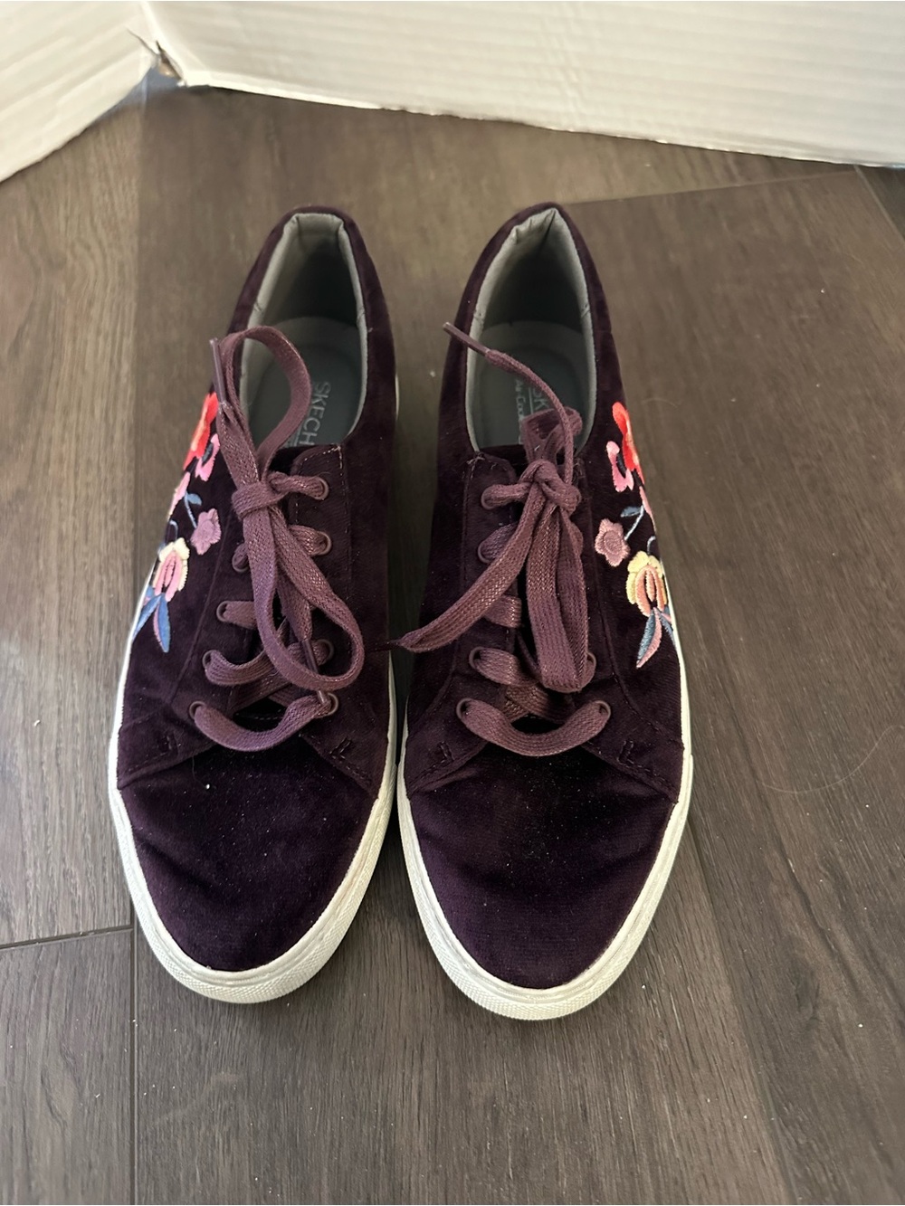 Skechers Women’s Embroidered Velvet Vaso Flores Sneakers in a Size 9 - Picture 2 of 7